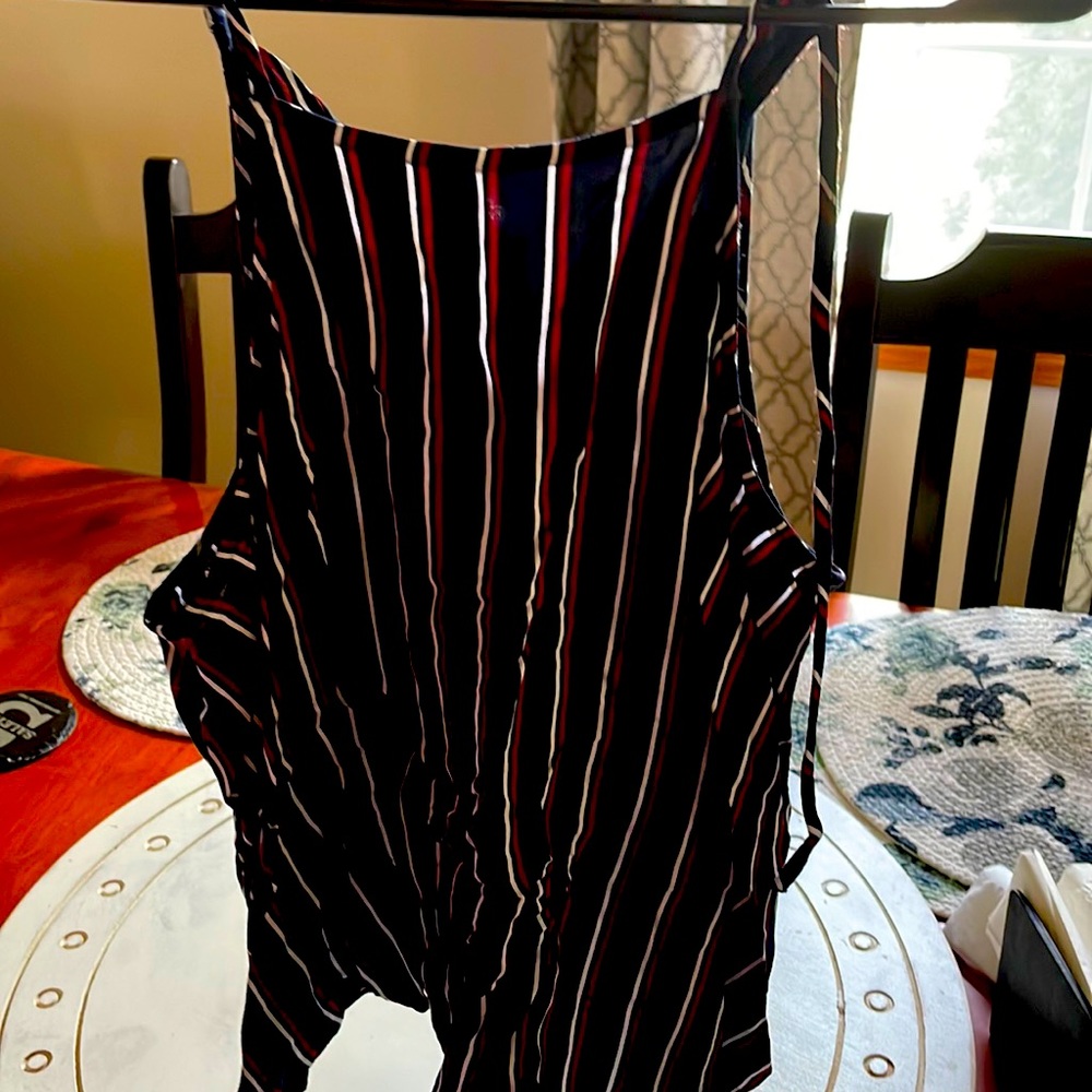 Tank top with adjustable straps and flowy